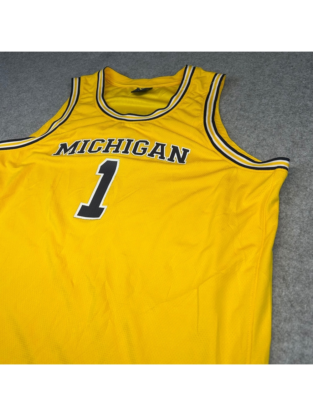 Valiant Michigan Basketball Jersey Men's Size L Dickinson 1 Yellow